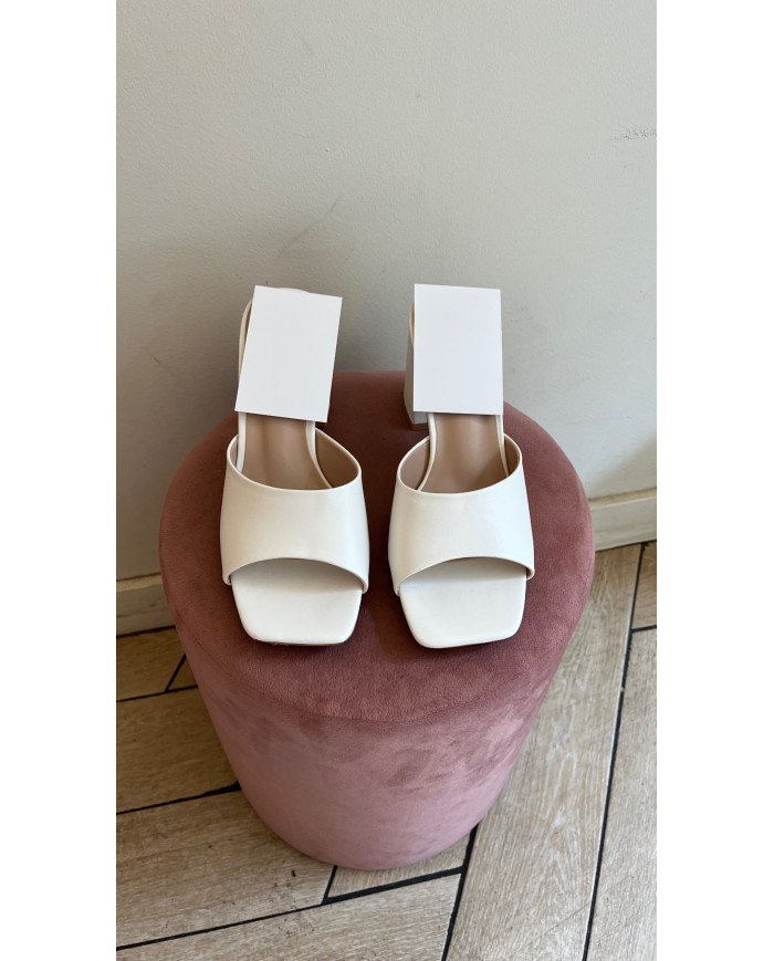 MULES À TALON BLANCHE